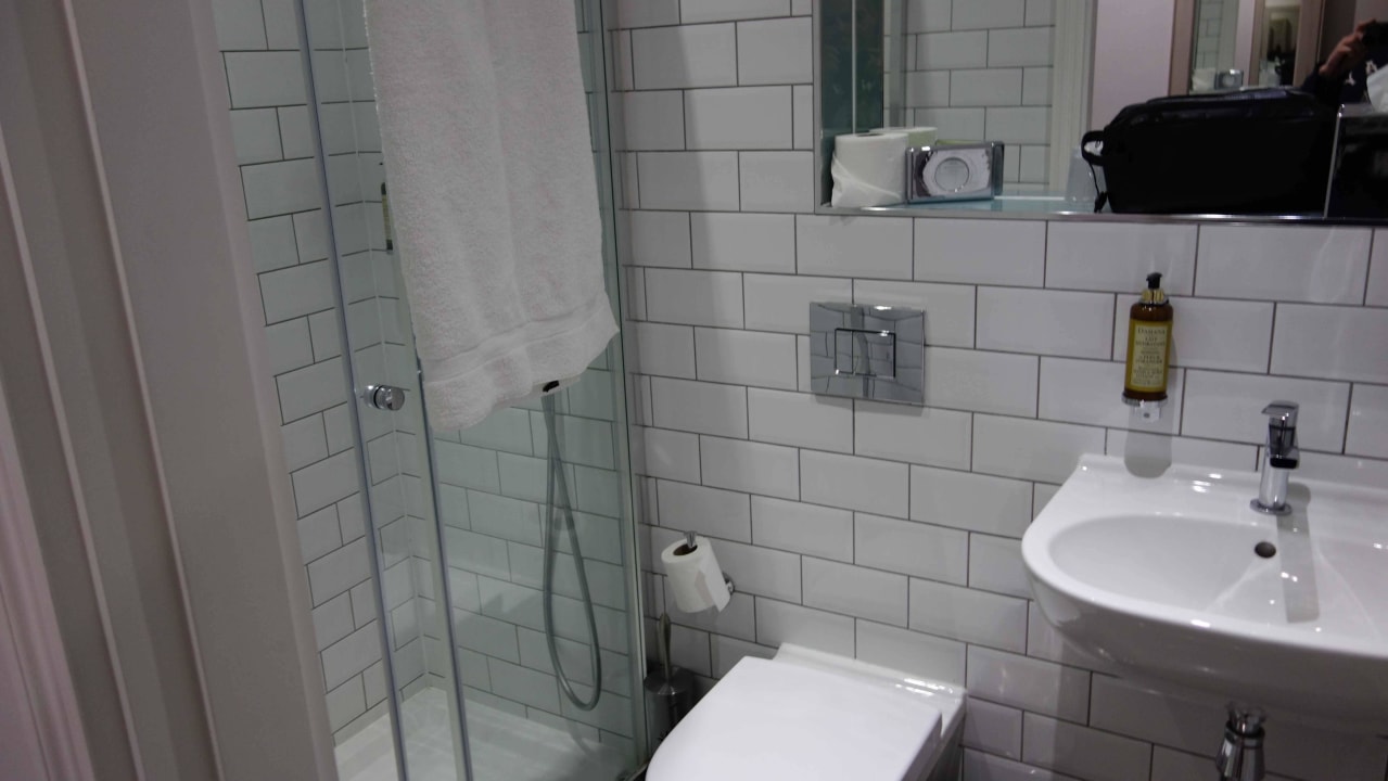Badezimmer mit Dusche Hotel W12 Rooms