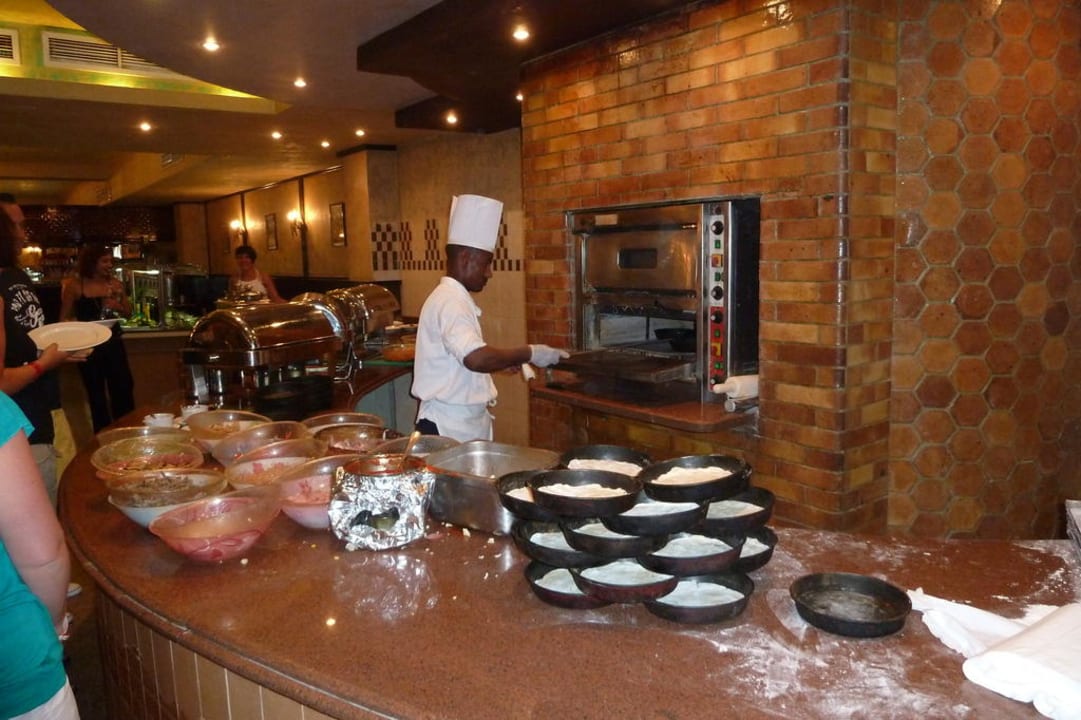 Pizza-Bäcker bei der Arbeit Pickalbatros Dana Beach Resort - Hurghada