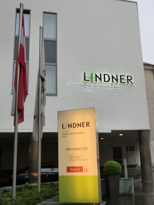 Eingangsbereich neben Parkhaus Lindner Hotel Vienna Am Belvedere, part of JdV by Hyatt