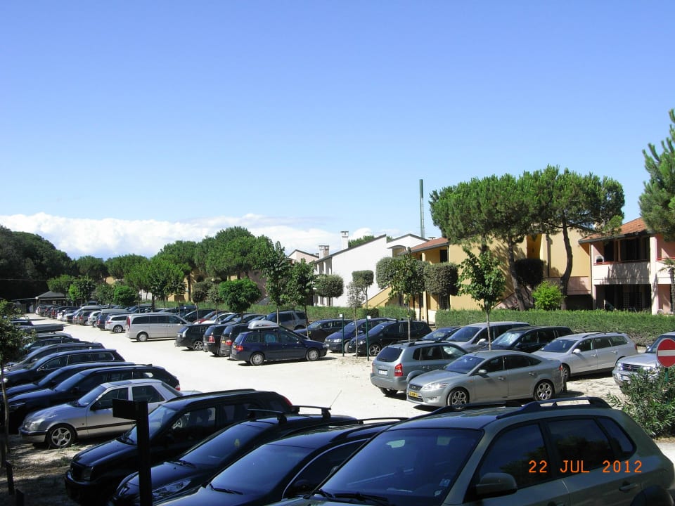 Jedes Appartement hatte einen zugewiesenen Parkplatz Tizé Village