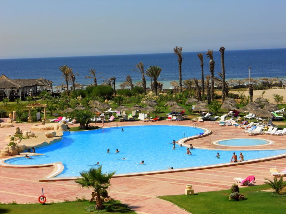 Widok na basen z 3. piętra hotelu Skanes Serail Aquapark