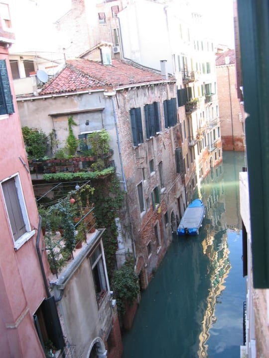 Blick aus dem Fenster nach rechts Hotel Ca' Malipiero Suite