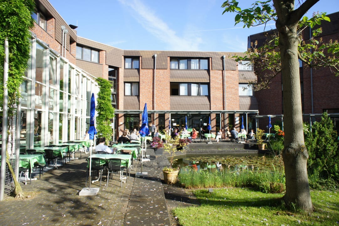 Blick vom Garten her auf das GSI-Restaurant GSI Hotel Bonn