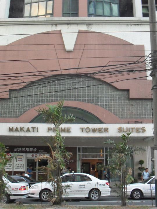 Eingangsbereich vor dem Hotel Makati Prime Tower Suites