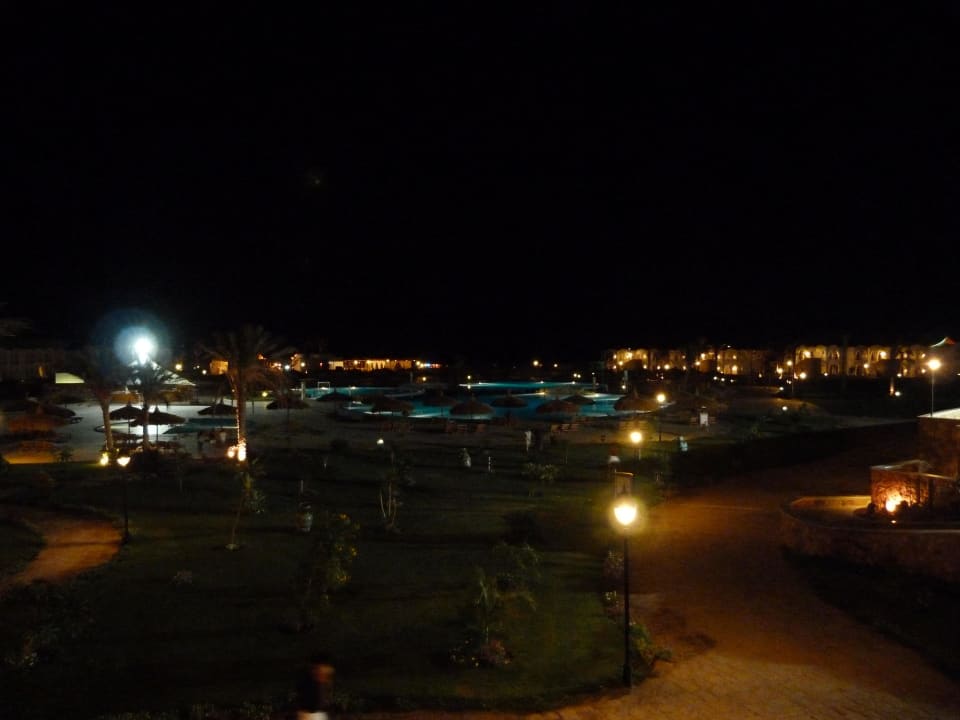 Anlage bei Nacht Hotel Gorgonia Beach Resort