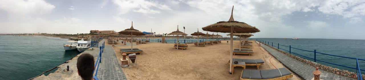 Panoramabild an einem der Stege. Ruhezone. Beach Albatros Resort