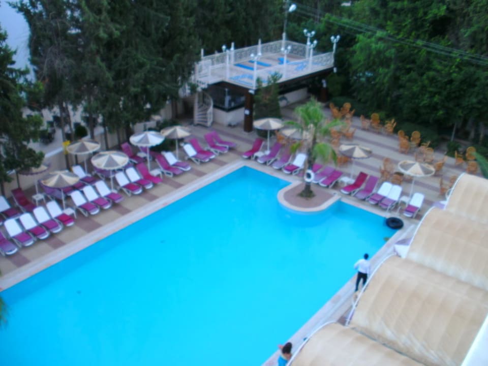 Blick vom Zimmer auf den Pool Kayamaris Hotel