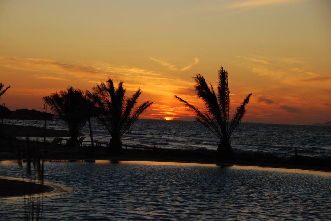 Sonnenuntergang über dem schönsten Pool Astir Odysseus Kos Resort & Spa