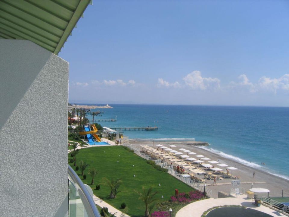 Blick vom Balkon nach links Corendon Playa Kemer