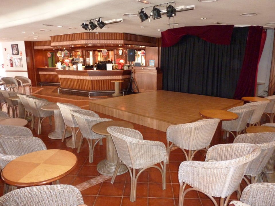 Übersicht Bar mit Bühne, die ziemlich klein ist Relaxia Olivina