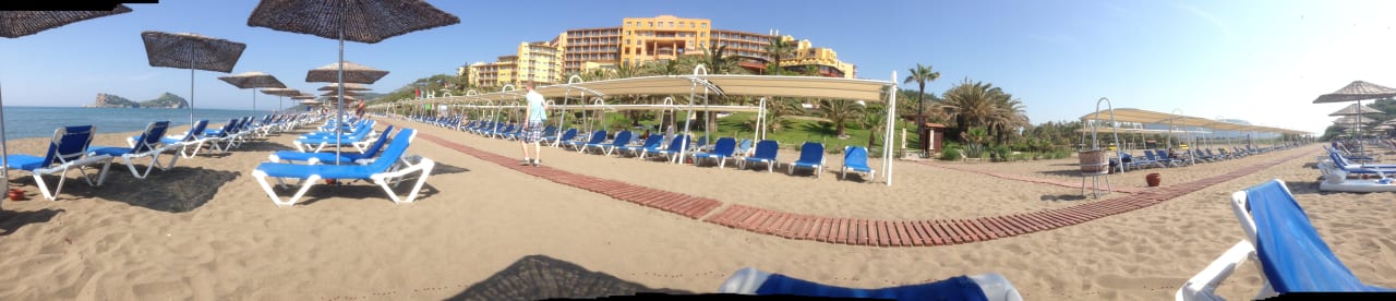 Panorama vom Strand aus ROBINSON SARIGERME PARK
