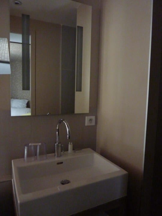 Badezimmer auch klein aber reicht aus Best Western Hôtel Littéraire Arthur Rimbaud