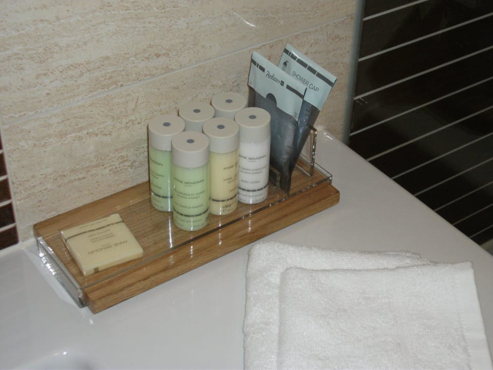 Produkte im Badezimmer im Radisson Gdansk Hotel Radisson Blu Gdańsk