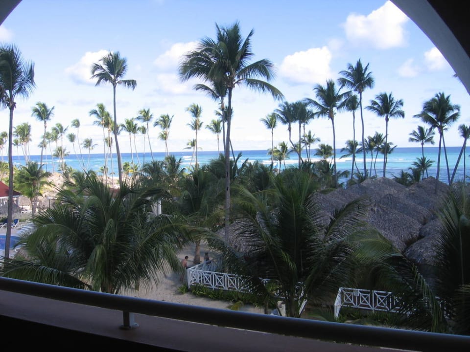 Blick vom Zimmer auf den Strand Bahia Principe Luxury Ambar