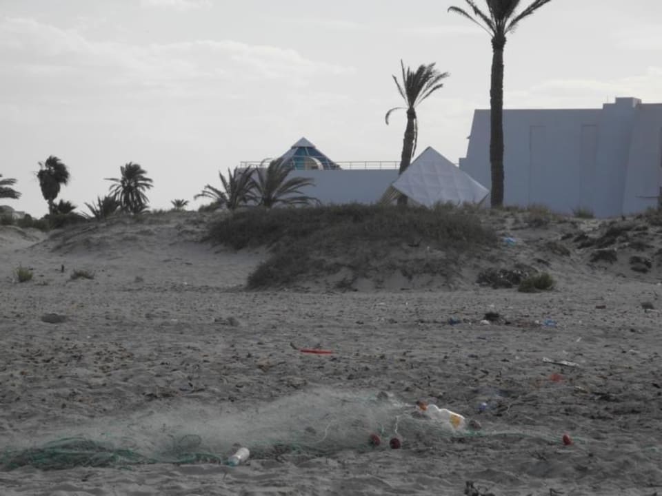 Verschmutzter Strand Le Enjoy Djerba Hotel