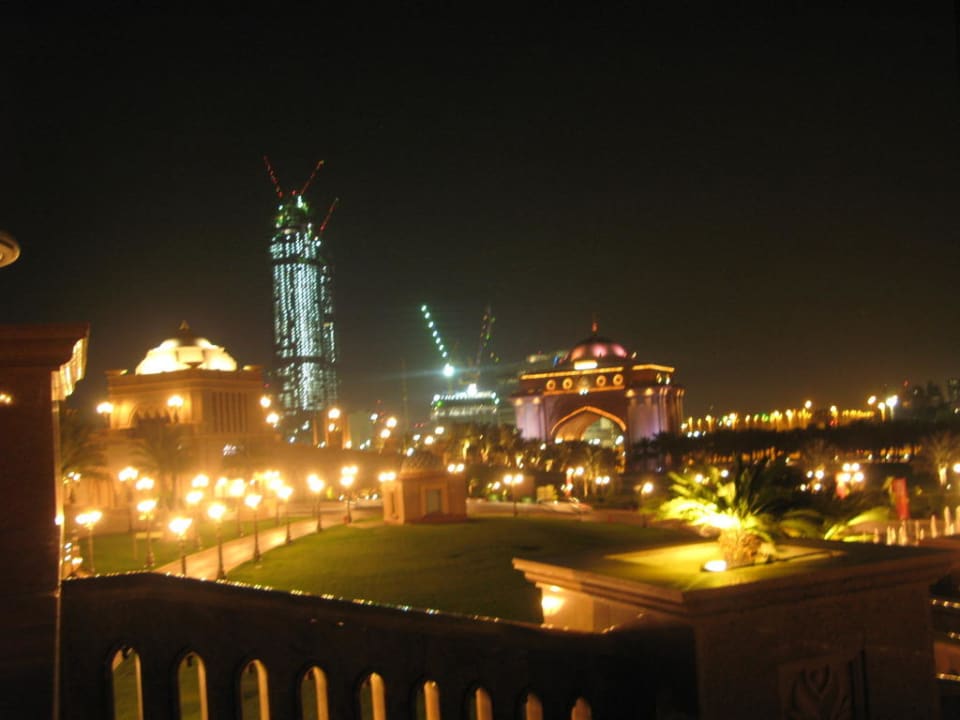 Abu Dhabi bei Nacht Emirates Palace Mandarin Oriental