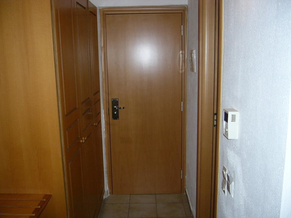 Zimmertür und Kleiderschrank Aeolos Beach Resort