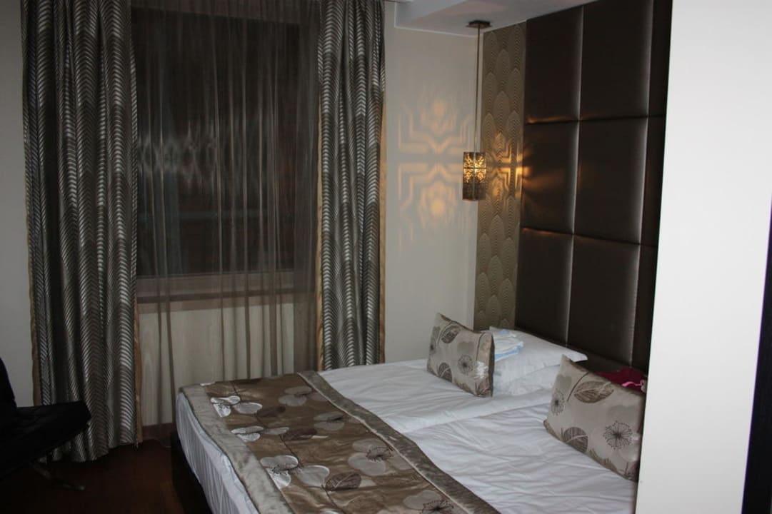Bett - man beachte die tollen Lampen Continental Hotel Budapest