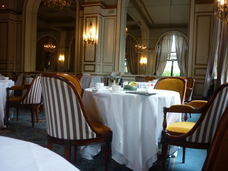 Gediegener Frühstückssaal Hotel Hermitage Barriere