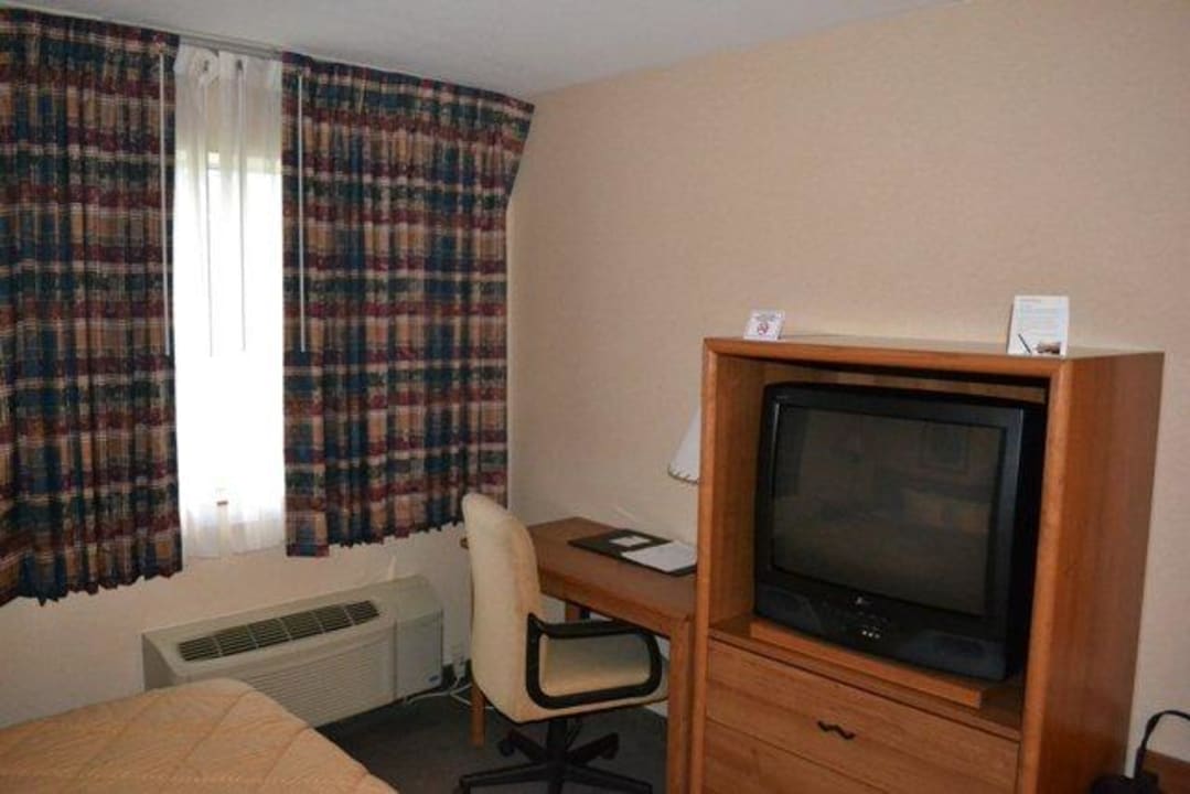 Rechts neben dem Bett stehend Hotel Comfort Inn Lone Pine