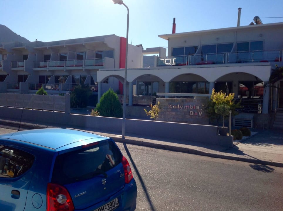 Vor dem Hotel Kolymbia Bay Art Adults-only Hotel