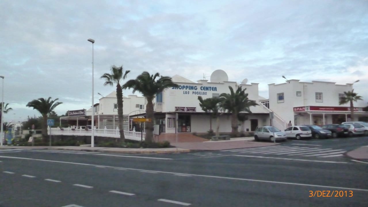 Die Einfahrt zum Hotel. Links, Restaurant und Spar Hotel Floresta