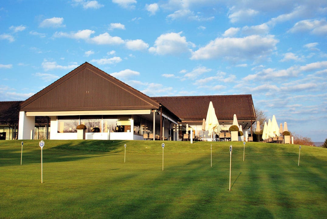 Ein Putting Grün direkt vor der Terrasse Der Öschberghof