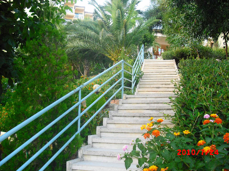 Weg zum Hotel Iz Flower Side Beach Hotel