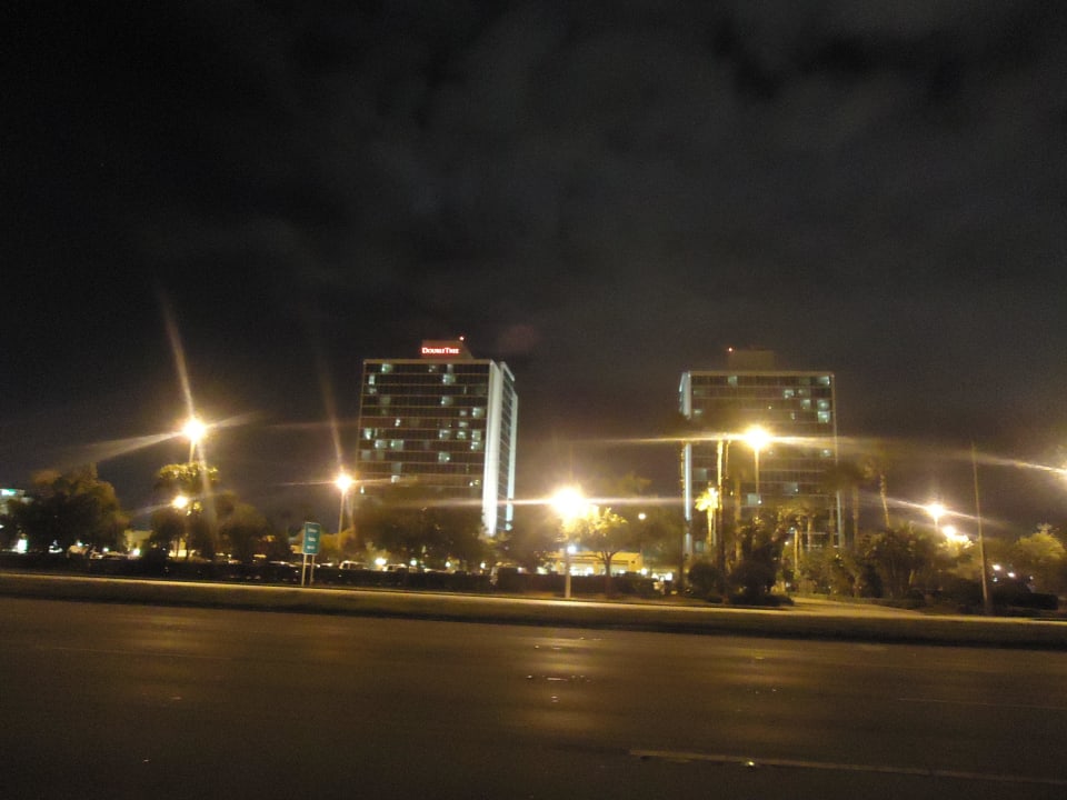 Dos edificios el mismo hotel Doubletree Hotel at the Entrance to Universal Orlando