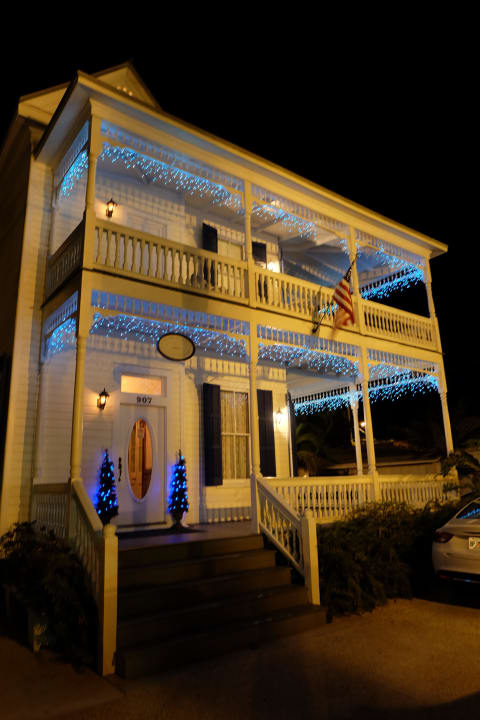 Eingang bei Nacht Hotel Azul Key West