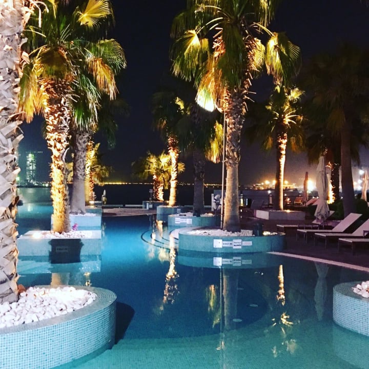 Pool Intercontentinal, tolle Beleuchtung bei Nacht. Crowne Plaza Dubai - Festival City by IHG