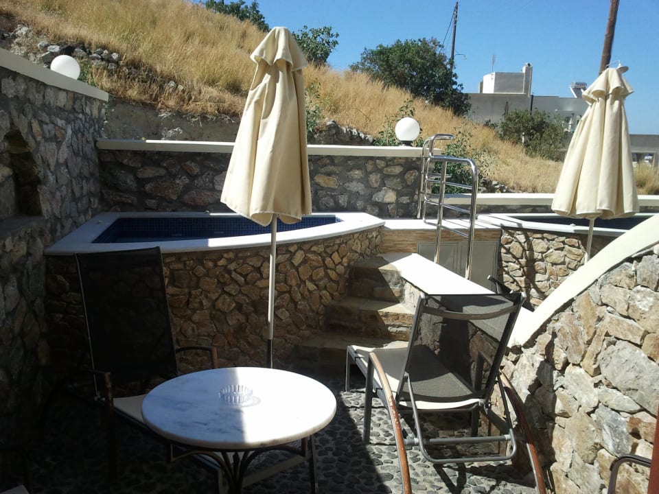 Terrasse mit Whirlpool Hotel Epavlis