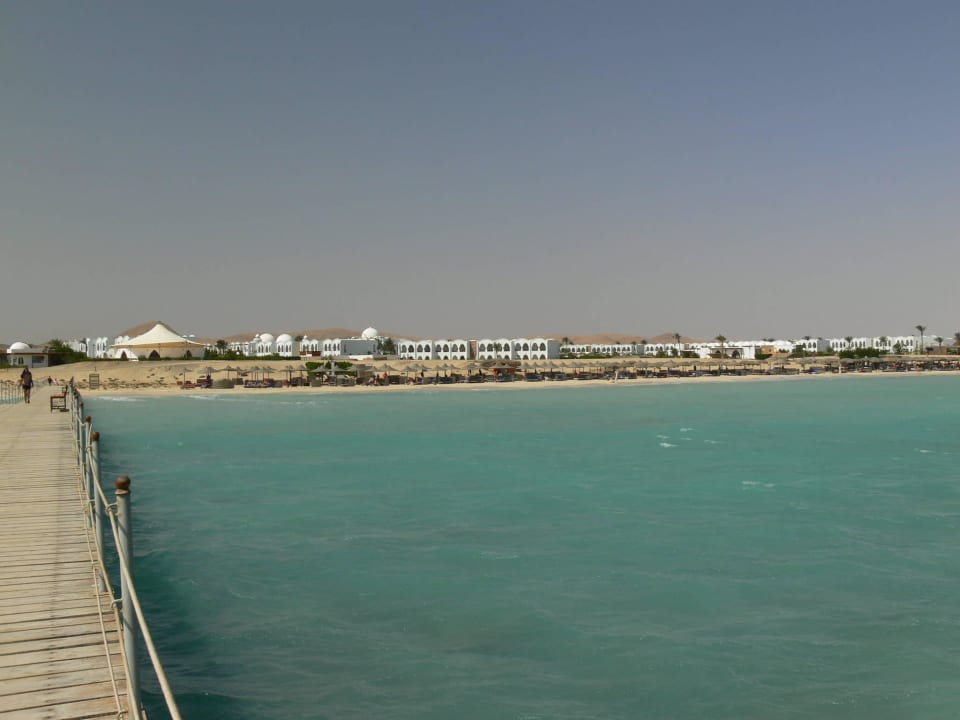 Rechts vom Steg Hotel Gorgonia Beach Resort