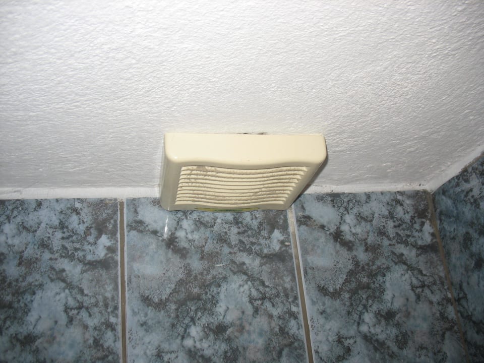 Brudny nawiewnik. Zapchany kurzem. Hotel Kormoranos Beach