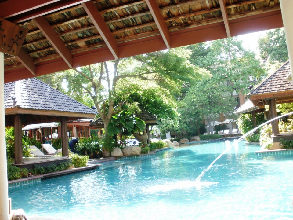 Das ist der Blick des Poolbar-Personals Woodlands Hotel & Resort