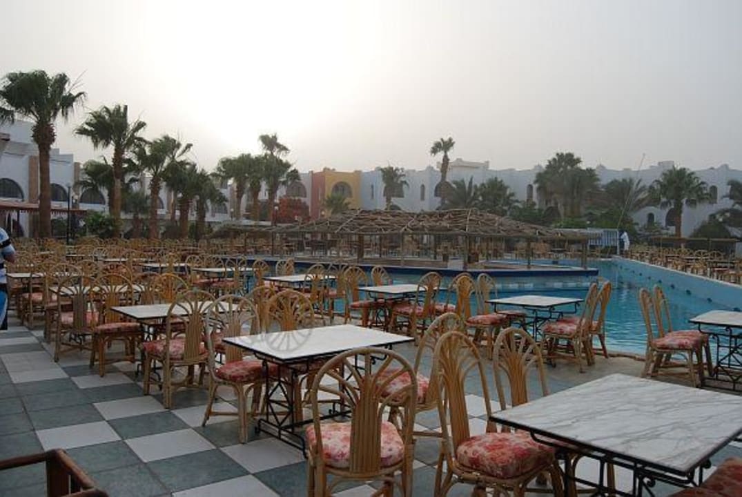 Restauracja nad basenem Arabia Azur Resort