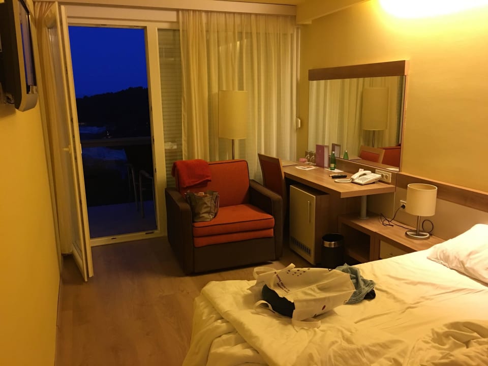 Stuhl vor dem Schreibtisch und Minibar Hotel Aurora