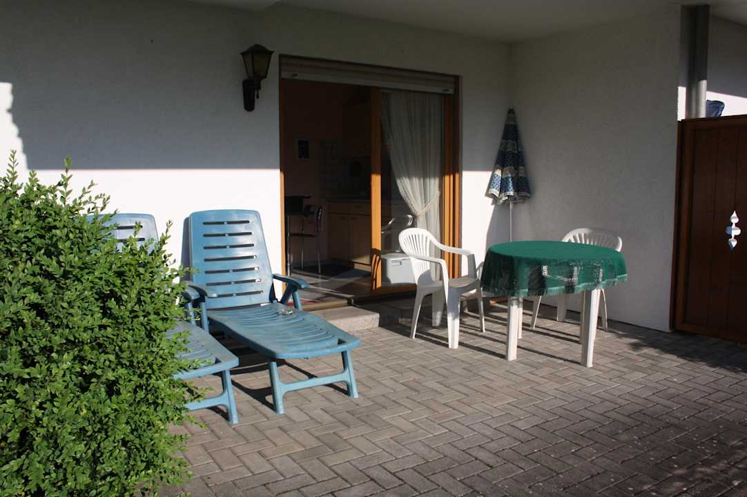 Terrasse mit Tisch Gästehaus Büttner