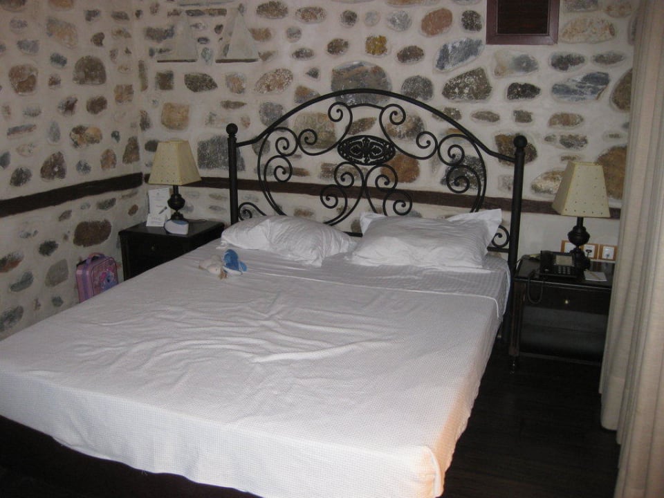 Schlafzimmer im Erdgeschoß der Maisonettenwohnung Acrotel Athena Pallas