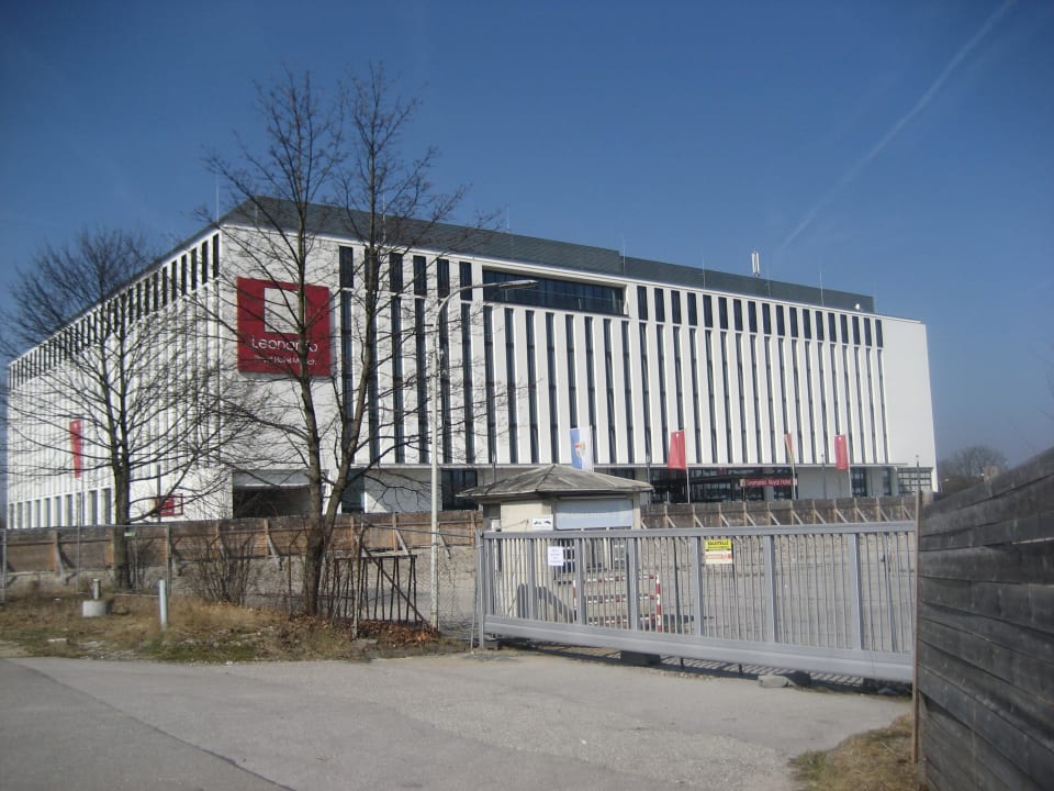Blick zum Hotel Leonardo Royal Hotel Munich