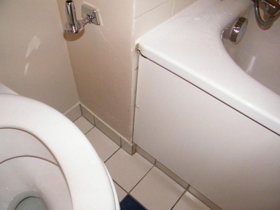 Unsaubere Fugen mit Schimmel Campanile Val de France