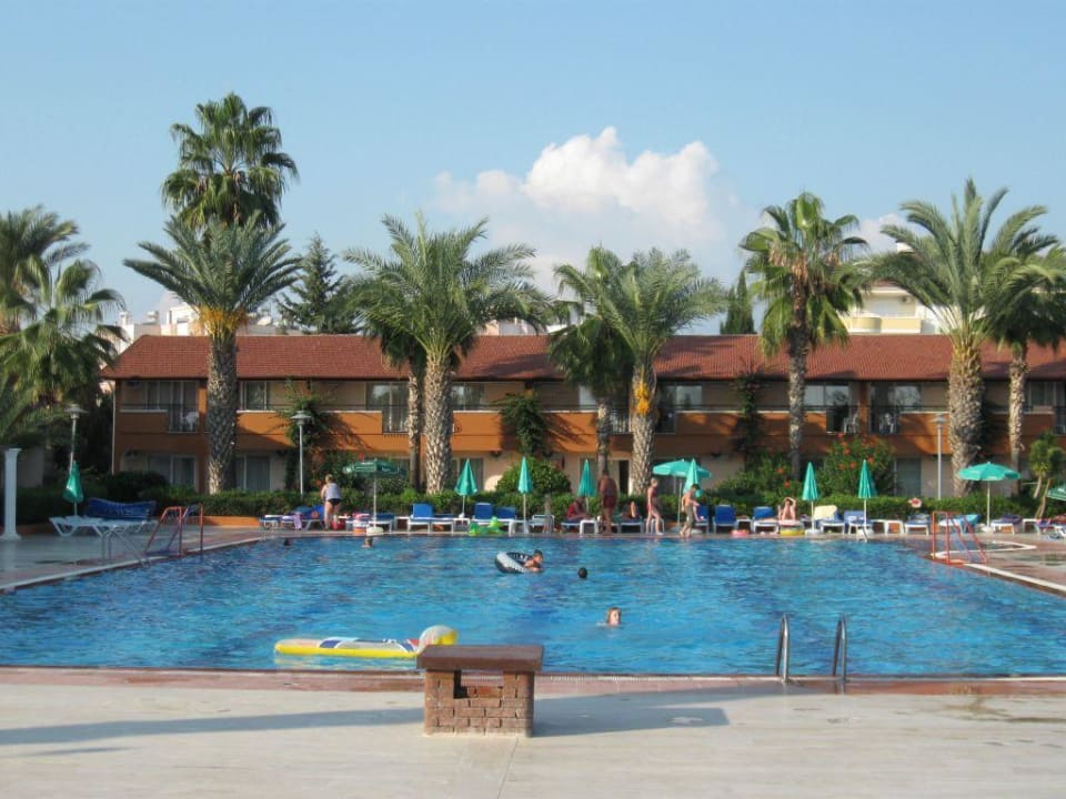 Großer Pool Club Turtas Beach Hotel