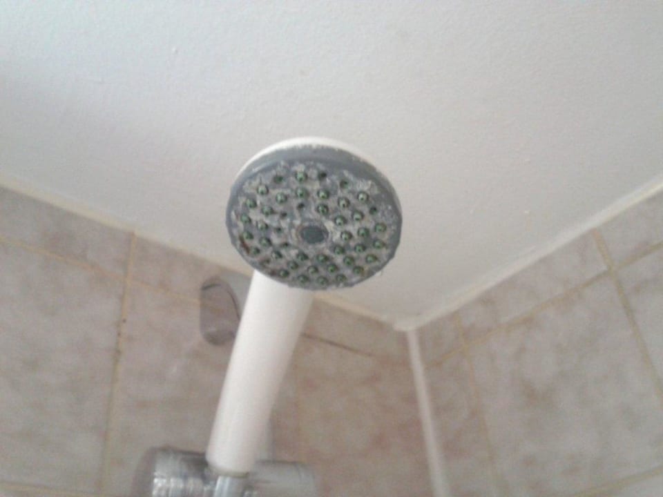 Verkalkter, tropfender Duschkopf Rheingoldhotel
