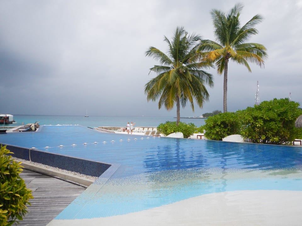 Infinity Pool Kuramathi Maldives