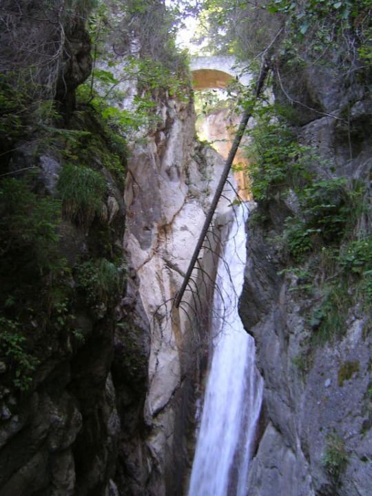 Wasserfall direkt hinter dem Hotel Hotel Feuriger Tatzlwurm