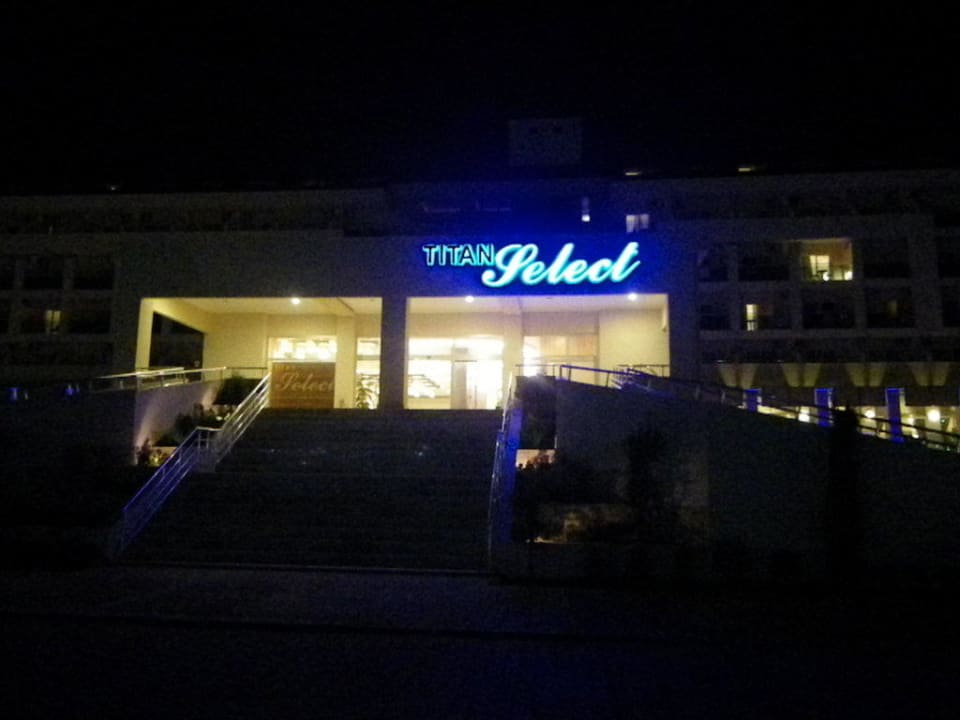 Hoteleingang im Dunkeln Solivia Hotel