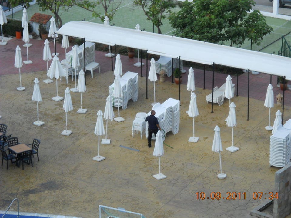 Liegen werden wieder hingestellt Bella Vista Beach Club