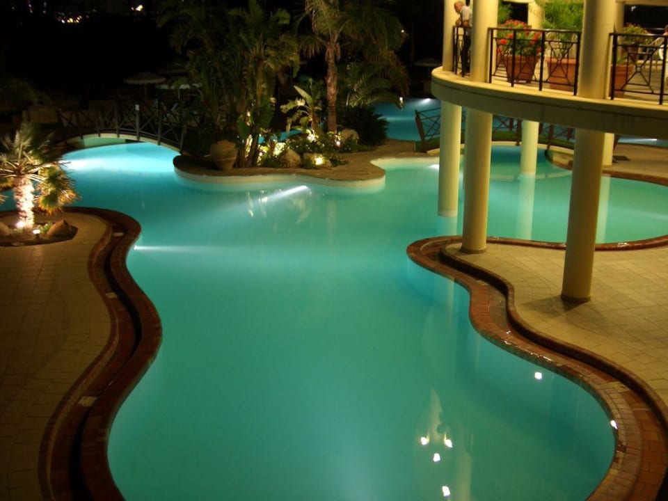 Pool bei Nacht Hotel Calypso Beach