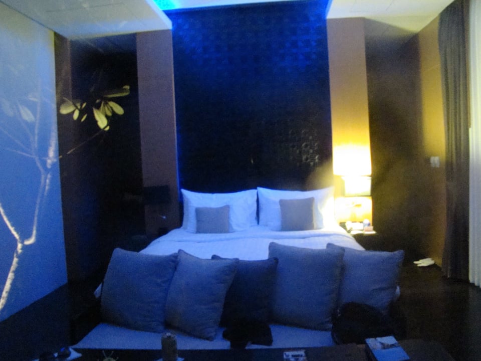 Die Abendbeleuchtung in der Poolvilla Ramada Resort by Wyndham Khao Lak