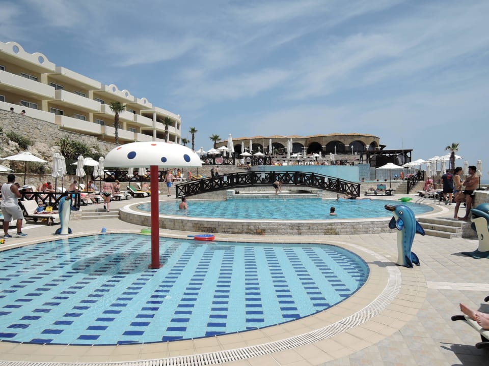 Einer der drei Poolbereiche  Hotel Kalithea Horizon Royal